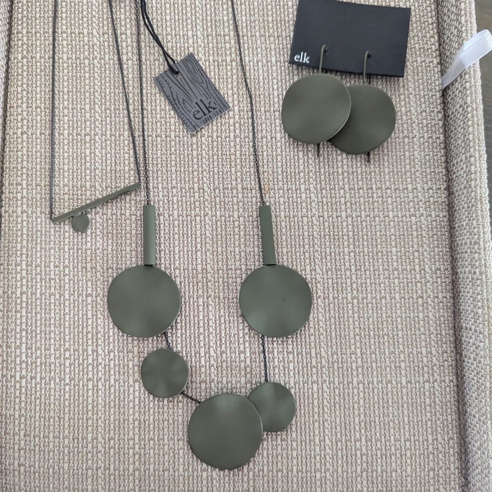 Elk Women's Green Necklace and Earring Set